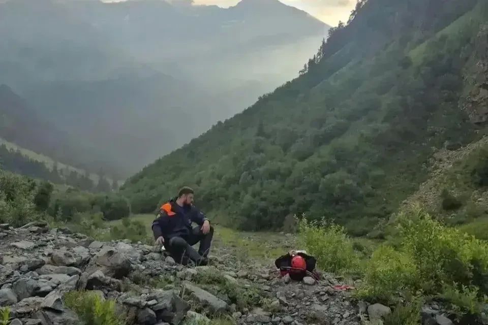 В горах Сочи спасатели почти сутки эвакуировали семью с 8-летним ребенком