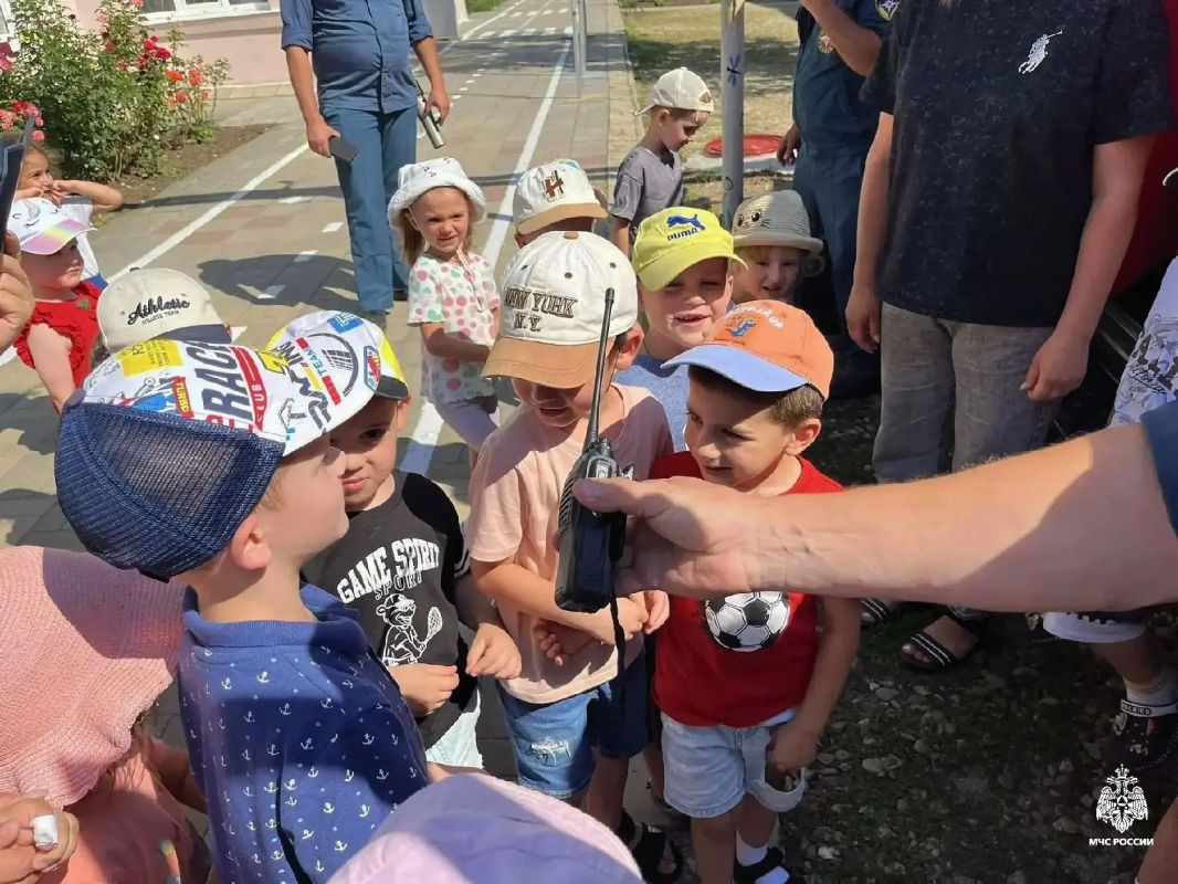 Пожарная машина приехала в гости: урок безопасности для малышей в ст. Октябрьской Пожарная машина приехала в гости: урок безопасности для малышей в ст. Октябрьской