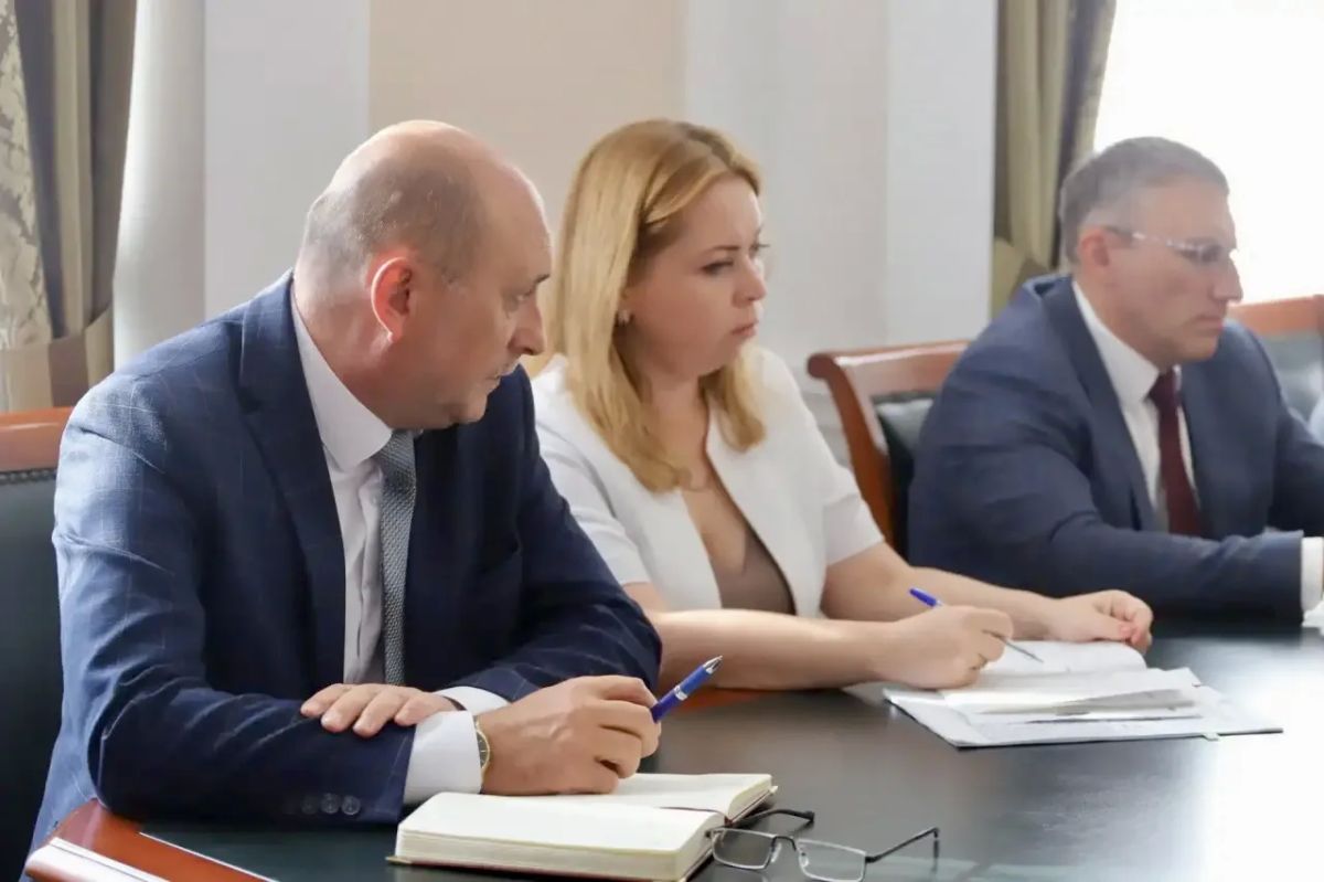 Алексей Богодистов: Провел рабочее совещание с заместителями, на котором подвели промежуточные итоги работы по оказанию помощи пострадавшим и семьям погибших после трагедии в Архипо-Осиповке Алексей Богодистов: Провел рабочее совещание с заместителями, на котором подвели промежуточные итоги работы по оказанию помощи пострадавшим и семьям погибших после трагедии в Архипо-Осиповке
