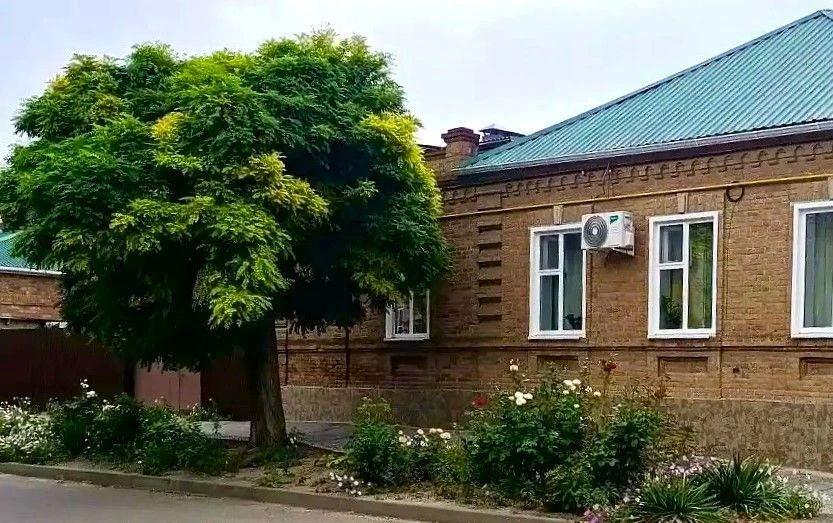 А у нас во дворе.... Несмотря на палящее солнце, мы можем наслаждаться настоящим изобилием красок на клумбах у подъездов и на придомовых территориях Ейска и Ейского района. Тут и пышные бархатцы, и нежные петунии, и...