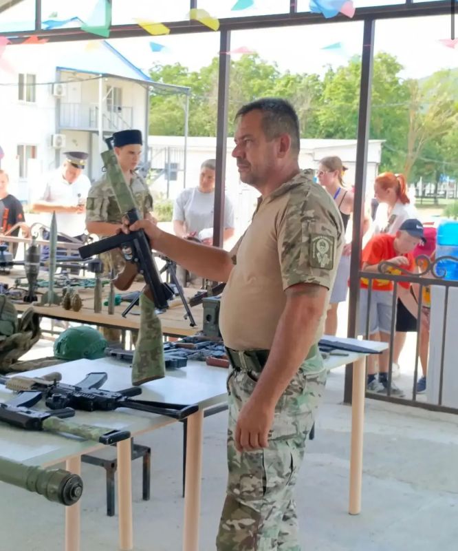 Казаки Новороссийского РКО для ребят из летнего лагеря «Глобус» организовали выставку современного военного вооружения Казаки Новороссийского РКО для ребят из летнего лагеря «Глобус» организовали выставку современного военного вооружения