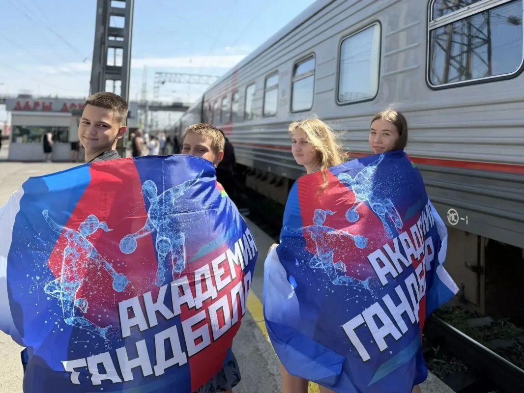 Завершается увлекательный пилотный образовательный маршрут «Кольцо открытий» программы Росмолодёжи «Больше, чем путешествие» Завершается увлекательный пилотный образовательный маршрут «Кольцо открытий» программы Росмолодёжи «Больше, чем путешествие»