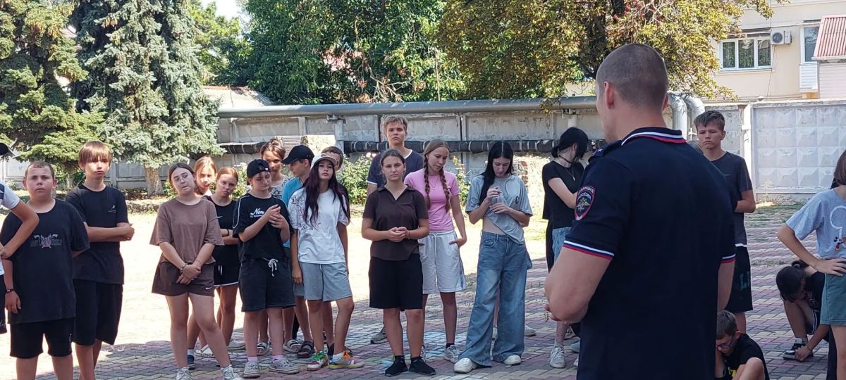 В Ейске полицейские и общественники присоединились к Всероссийской акции «Зарядка со стражем порядка» В Ейске полицейские и общественники присоединились к Всероссийской акции «Зарядка со стражем порядка»