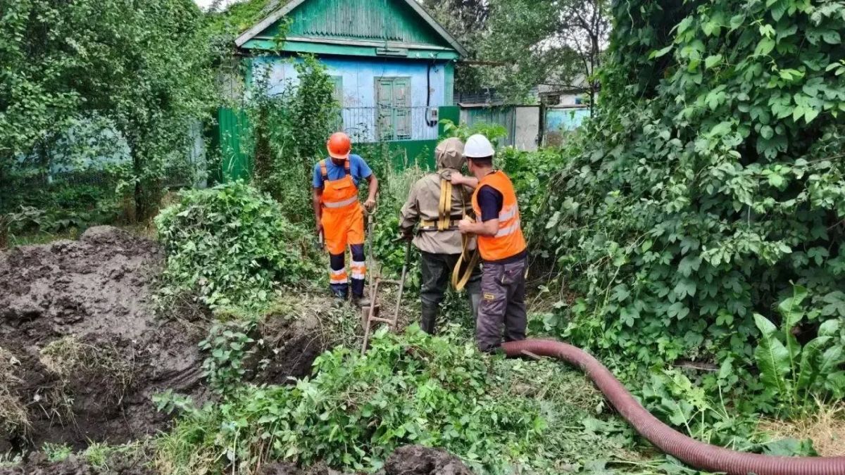 СПЕЦИАЛИСТЫ РОСВОДОКАНАЛА ОТРЕМОНТИРОВАЛИ ВОДОПРОВОД НА УЛИЦЕ ПОЛИНЫ ОСИПЕНКО СПЕЦИАЛИСТЫ РОСВОДОКАНАЛА ОТРЕМОНТИРОВАЛИ ВОДОПРОВОД НА УЛИЦЕ ПОЛИНЫ ОСИПЕНКО