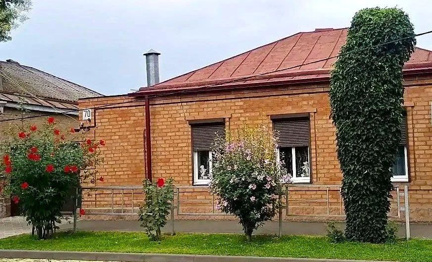 А у нас во дворе.... Несмотря на палящее солнце, мы можем наслаждаться настоящим изобилием красок на клумбах у подъездов и на придомовых территориях Ейска и Ейского района. Тут и пышные бархатцы, и нежные петунии, и... А у нас во дворе.... Несмотря на палящее солнце, мы можем наслаждаться настоящим изобилием красок на клумбах у подъездов и на придомовых территориях Ейска и Ейского района. Тут и пышные бархатцы, и нежные петунии, и...