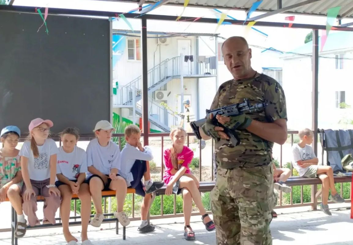 Казаки Новороссийского РКО для ребят из летнего лагеря «Глобус» организовали выставку современного военного вооружения Казаки Новороссийского РКО для ребят из летнего лагеря «Глобус» организовали выставку современного военного вооружения