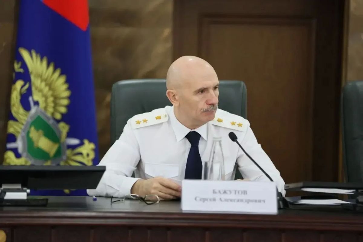 По поручению Генерального прокурора Российской Федерации Александра Гуцана его заместитель Сергей Бажутов представил коллективу нового прокурора Краснодарского края По поручению Генерального прокурора Российской Федерации Александра Гуцана его заместитель Сергей Бажутов представил коллективу нового прокурора Краснодарского края