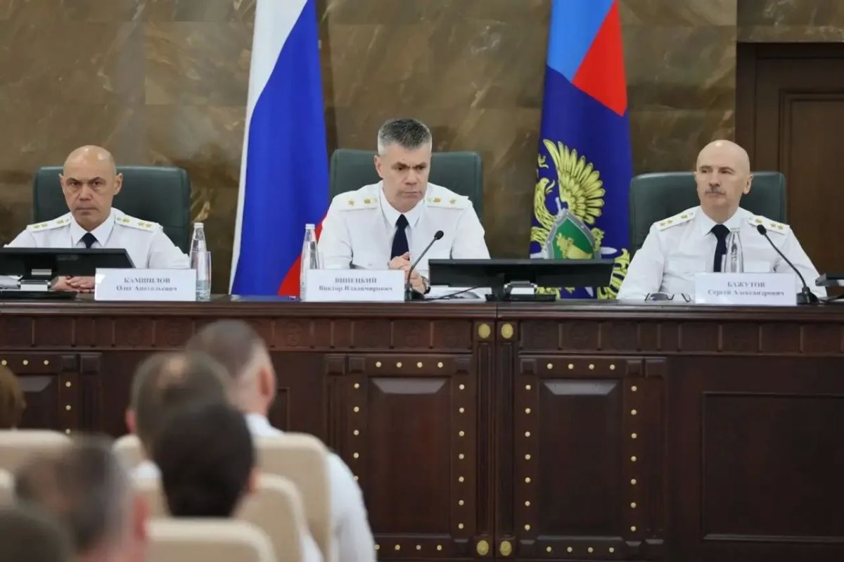 По поручению Генерального прокурора Российской Федерации Александра Гуцана его заместитель Сергей Бажутов представил коллективу нового прокурора Краснодарского края По поручению Генерального прокурора Российской Федерации Александра Гуцана его заместитель Сергей Бажутов представил коллективу нового прокурора Краснодарского края