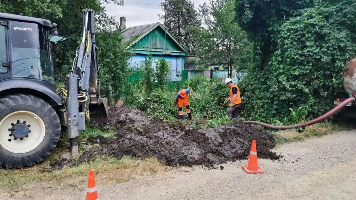 СПЕЦИАЛИСТЫ РОСВОДОКАНАЛА ОТРЕМОНТИРОВАЛИ ВОДОПРОВОД НА УЛИЦЕ ПОЛИНЫ ОСИПЕНКО