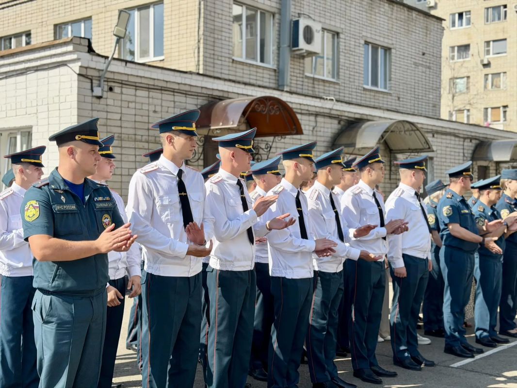 Министр ГО и ЧС региона Станислав Камерный вручил награды сотрудникам МЧС Министр ГО и ЧС региона Станислав Камерный вручил награды сотрудникам МЧС