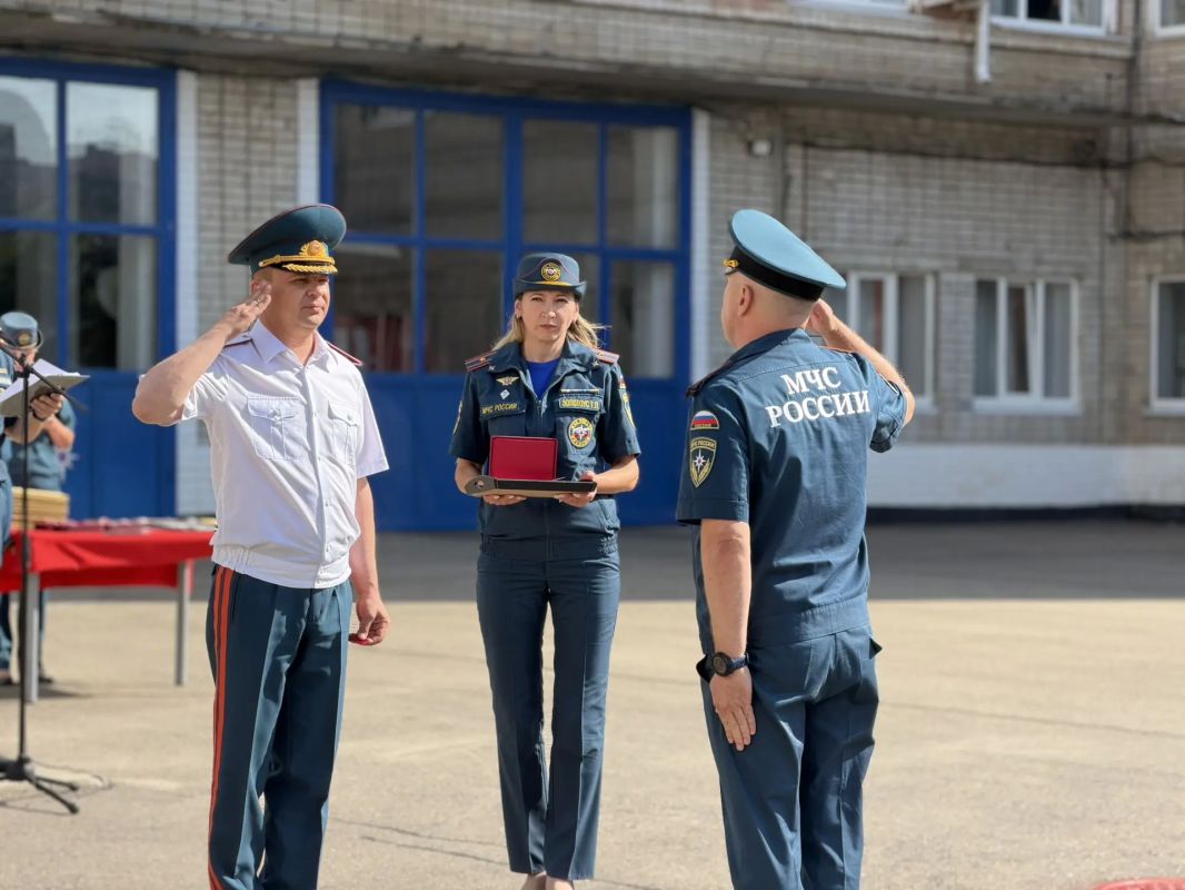 Министр ГО и ЧС региона Станислав Камерный вручил награды сотрудникам МЧС Министр ГО и ЧС региона Станислав Камерный вручил награды сотрудникам МЧС