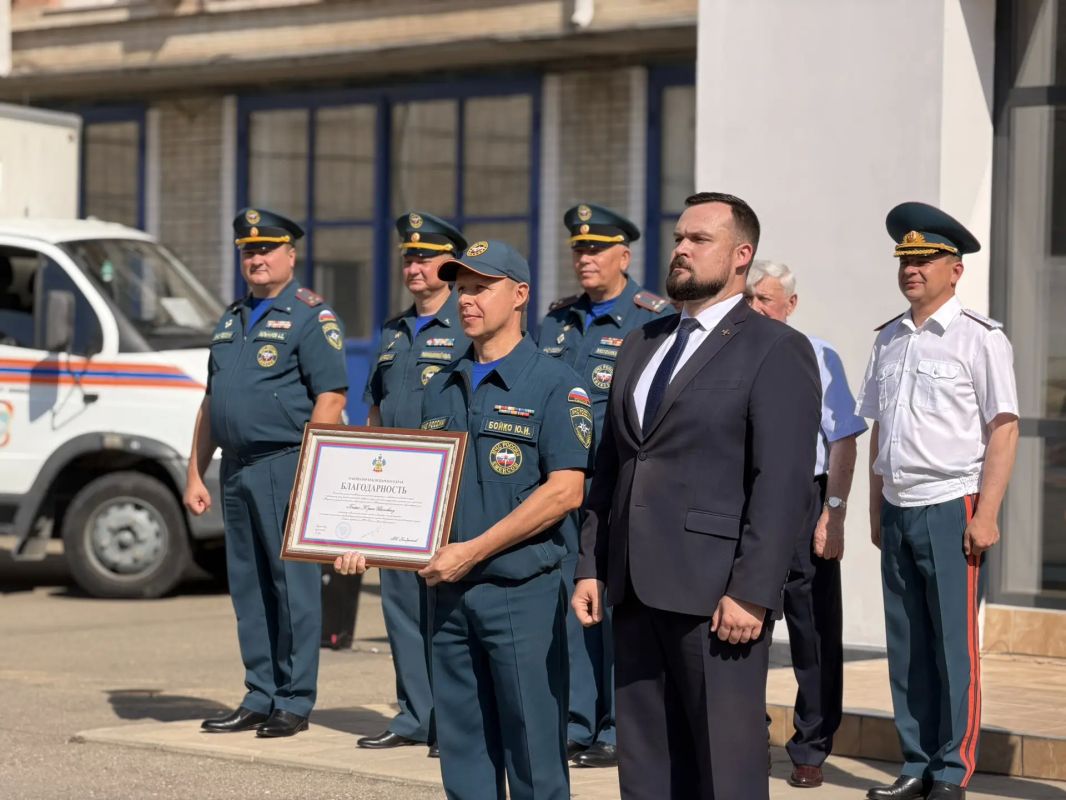 Министр ГО и ЧС региона Станислав Камерный вручил награды сотрудникам МЧС Министр ГО и ЧС региона Станислав Камерный вручил награды сотрудникам МЧС