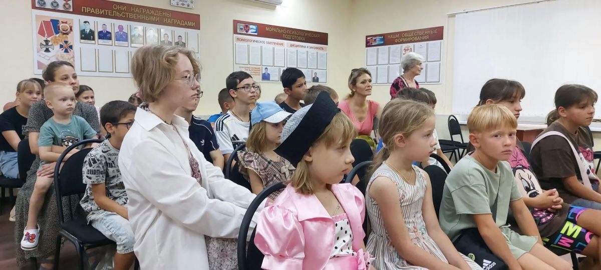 Для учащихся воскресной школы правоохранители и общественники организовали экскурсию в отдел полиции Для учащихся воскресной школы правоохранители и общественники организовали экскурсию в отдел полиции