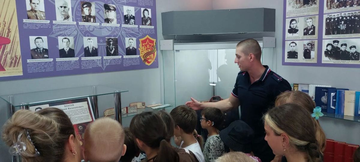Для учащихся воскресной школы правоохранители и общественники организовали экскурсию в отдел полиции Для учащихся воскресной школы правоохранители и общественники организовали экскурсию в отдел полиции