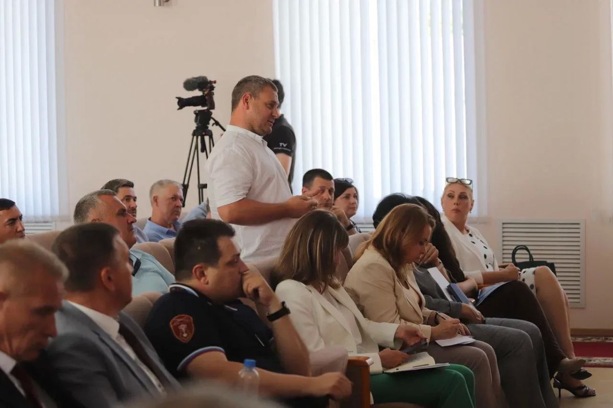 Всех руководителей объектов санаторно-курортного комплекса и организаторов пляжного отдыха пригласили в администрацию, чтобы обсудить вопросы безопасности и единый порядок действий при возникновении угроз Всех руководителей объектов санаторно-курортного комплекса и организаторов пляжного отдыха пригласили в администрацию, чтобы обсудить вопросы безопасности и единый порядок действий при возникновении угроз