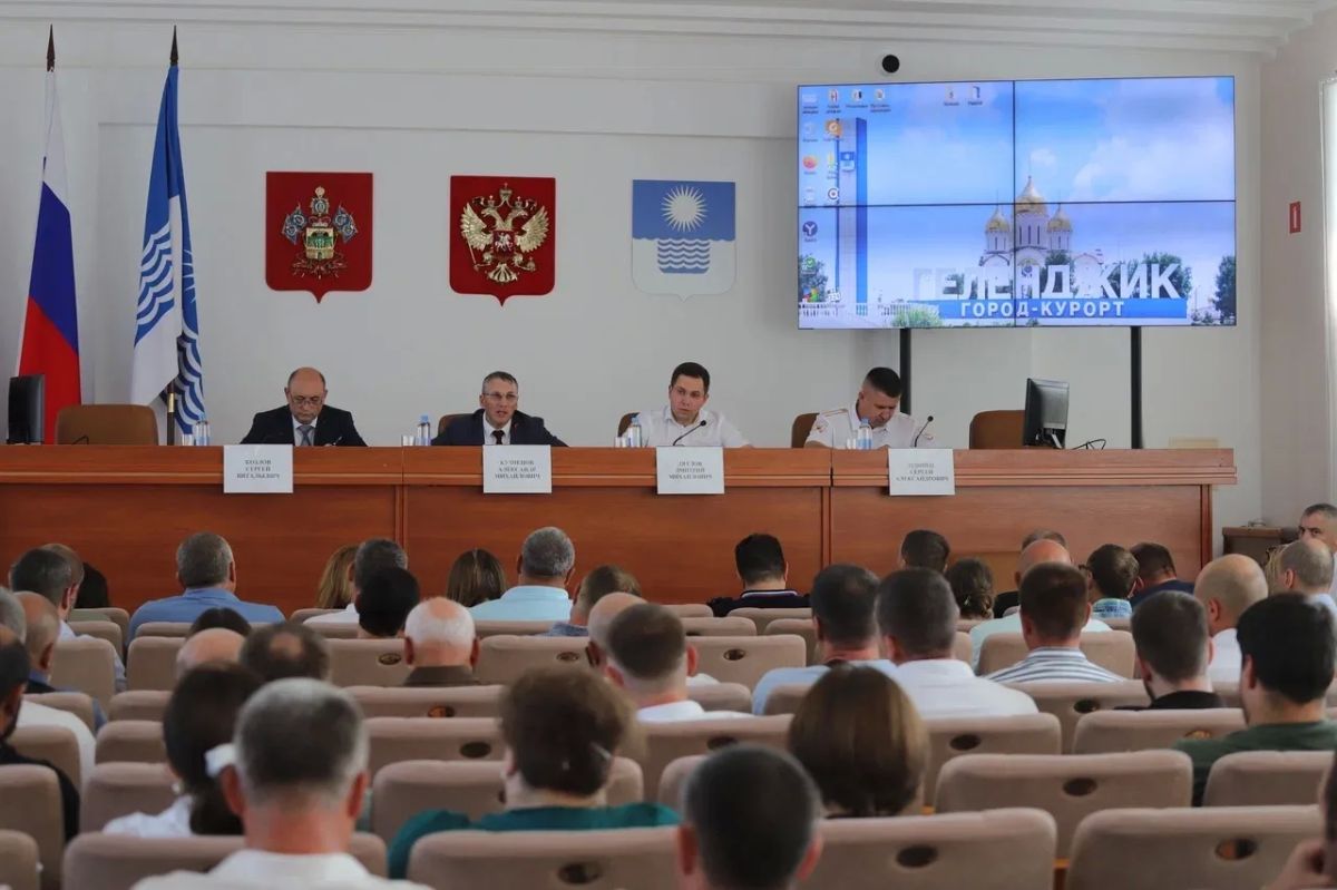 Всех руководителей объектов санаторно-курортного комплекса и организаторов пляжного отдыха пригласили в администрацию, чтобы обсудить вопросы безопасности и единый порядок действий при возникновении угроз