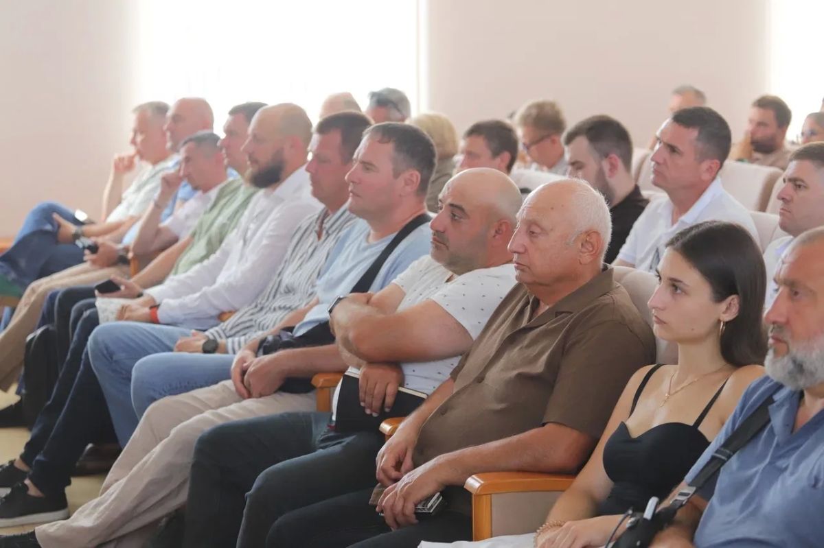 Всех руководителей объектов санаторно-курортного комплекса и организаторов пляжного отдыха пригласили в администрацию, чтобы обсудить вопросы безопасности и единый порядок действий при возникновении угроз Всех руководителей объектов санаторно-курортного комплекса и организаторов пляжного отдыха пригласили в администрацию, чтобы обсудить вопросы безопасности и единый порядок действий при возникновении угроз