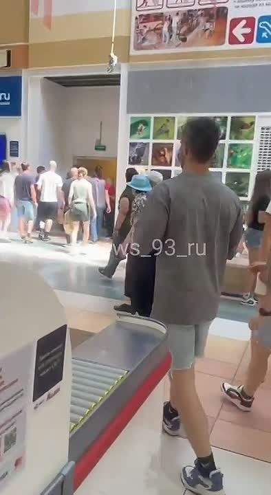 В момент срабатывания сигналов тревоги и начала атаки в Краснодаре в торговом центре «Ашан» посетителей попросили покинуть торговые залы
