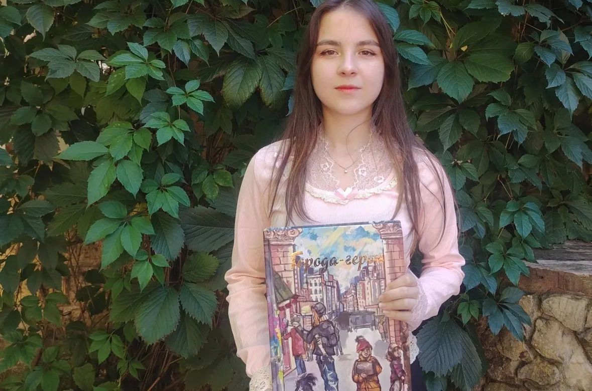 Выпускница Детской художественной школы им. С.Д. Эрьзя из Новороссийска проиллюстрировала книгу о Великой Победе
