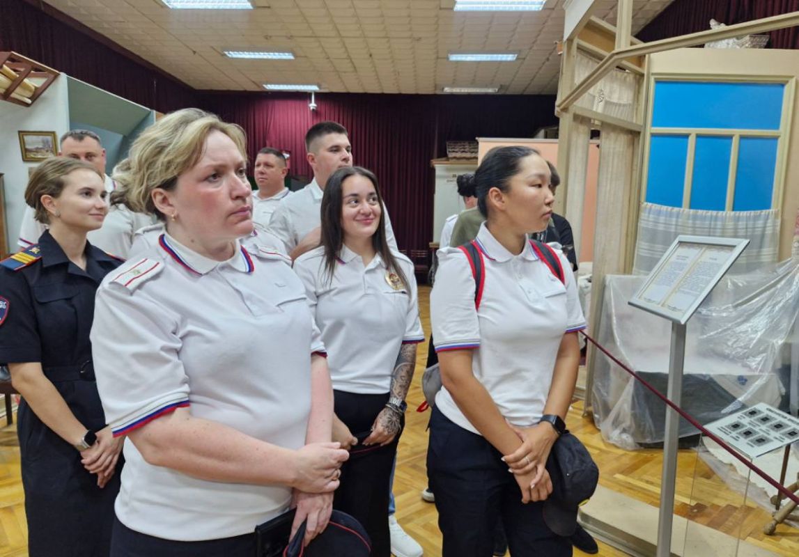 Новороссийские полицейские организовали экскурсию для сотрудников, прикомандированных на период курортного сезона Новороссийские полицейские организовали экскурсию для сотрудников, прикомандированных на период курортного сезона