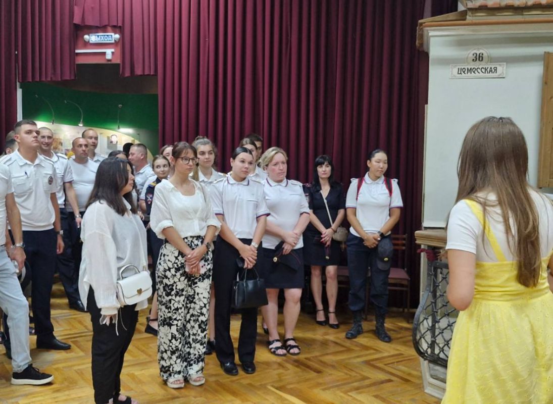 Новороссийские полицейские организовали экскурсию для сотрудников, прикомандированных на период курортного сезона Новороссийские полицейские организовали экскурсию для сотрудников, прикомандированных на период курортного сезона