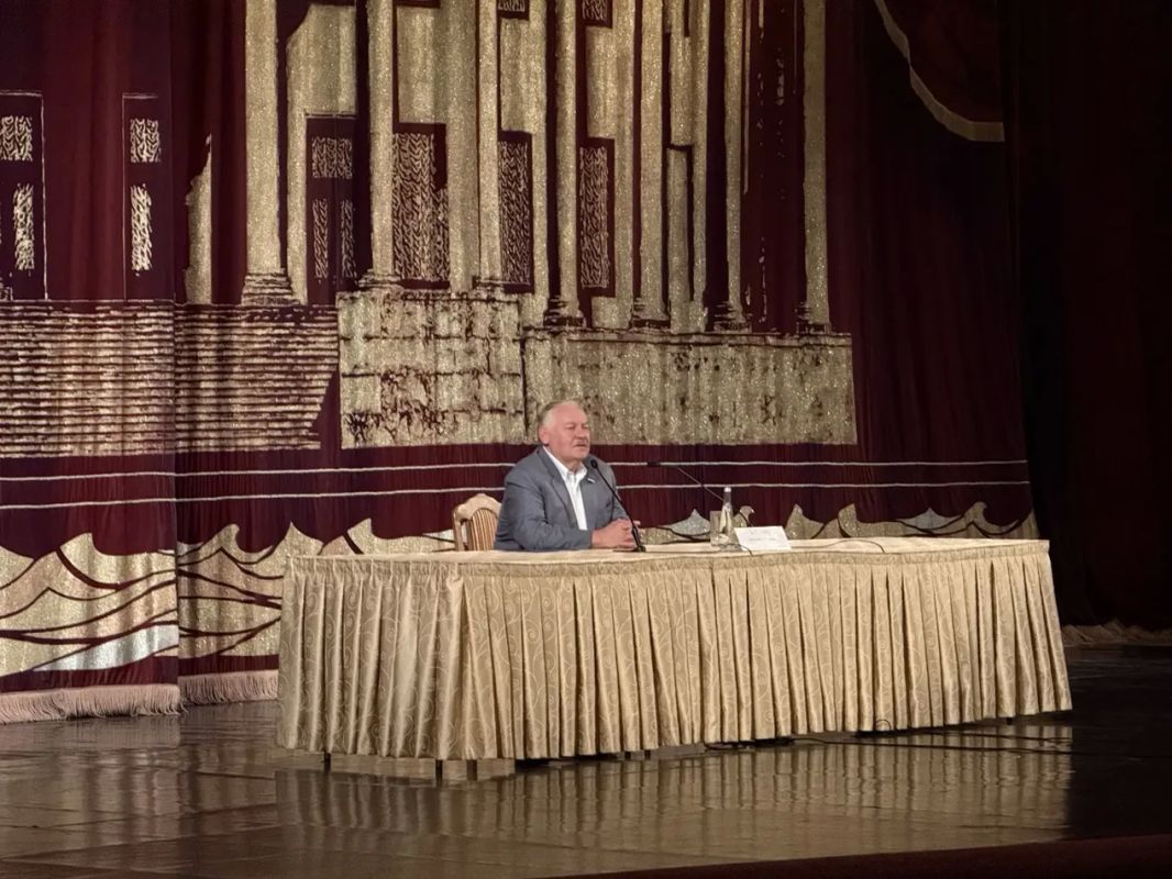 Константин Затулин, кандидат в депутаты Государственной Думы IX созыва провел встречу с волонтерами своей кампании в Зимнем театре в Сочи Константин Затулин, кандидат в депутаты Государственной Думы IX созыва провел встречу с волонтерами своей кампании в Зимнем театре в Сочи