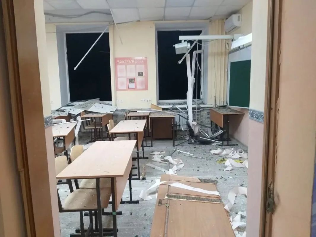 В Новороссийске сильные повреждения в результате налёта беспилотника получила школа В Новороссийске сильные повреждения в результате налёта беспилотника получила школа