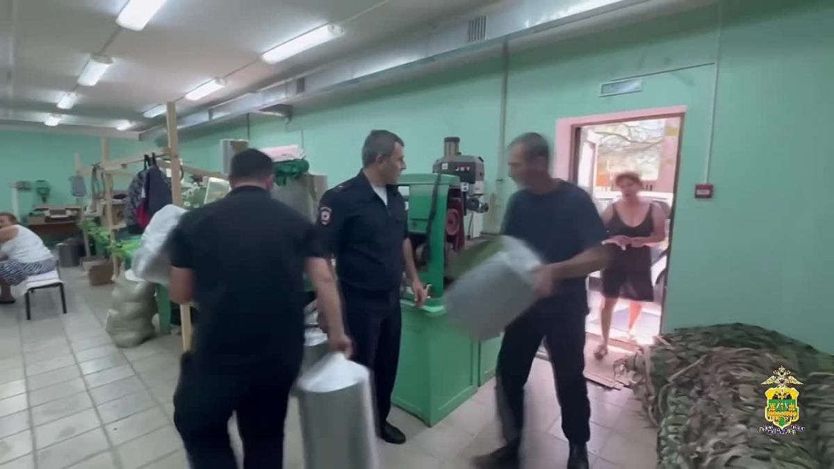 Доброе дело: полицейские Красной Поляны помогли волонтерам в создании маскировочных сетей