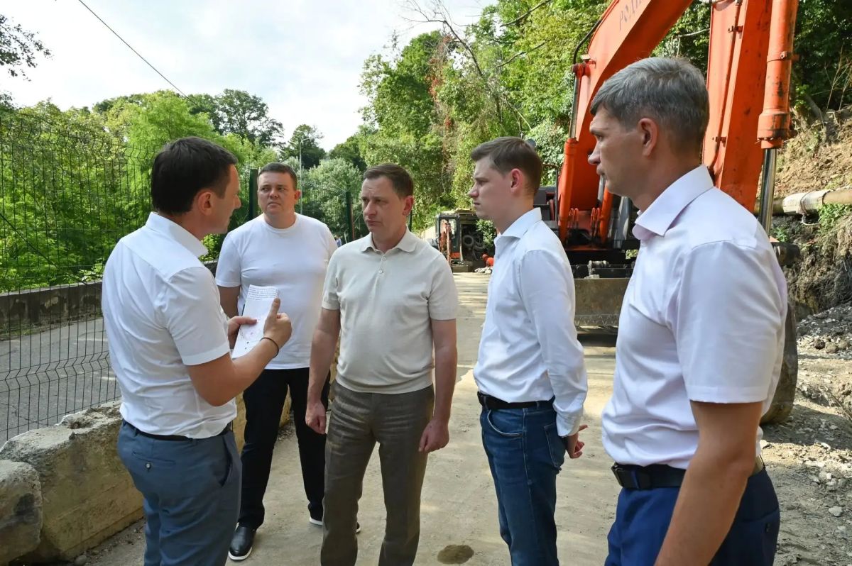 Глава Сочи Андрей Прошунин проинспектировал ход восстановительных работ на магистральном водоводе на Новороссийском шоссе
