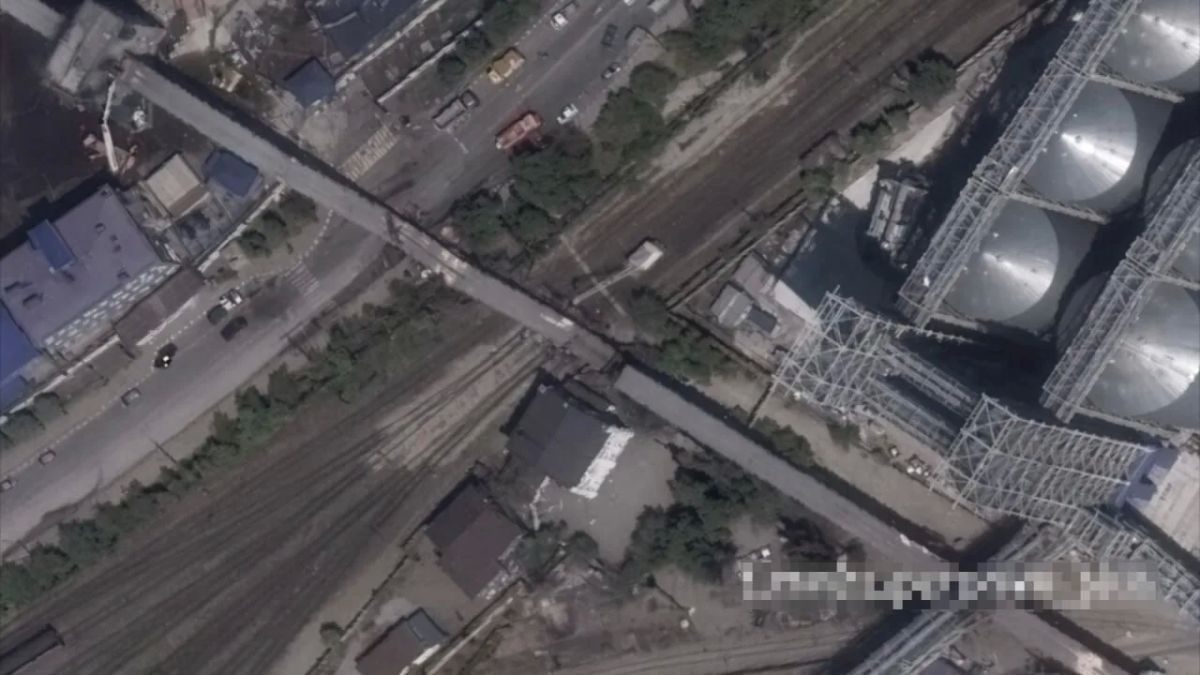 Последствия массированного ночного налета дронов на Новороссийск, оперативно снятые западными спутниками Последствия массированного ночного налета дронов на Новороссийск, оперативно снятые западными спутниками