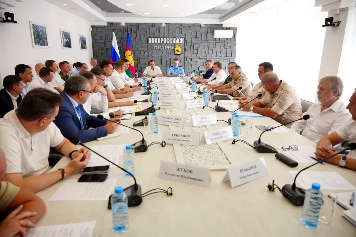 Вениамин Кондратьев: Также посмотрели водовод, поврежденный при атаке БПЛА. Подачу воды жителям возобновили вечером 12 августа. Привели в порядок и дорожное полотно, на которое обрушилась секция надземного путепровода Вениамин Кондратьев: Также посмотрели водовод, поврежденный при атаке БПЛА. Подачу воды жителям возобновили вечером 12 августа. Привели в порядок и дорожное полотно, на которое обрушилась секция надземного путепровода