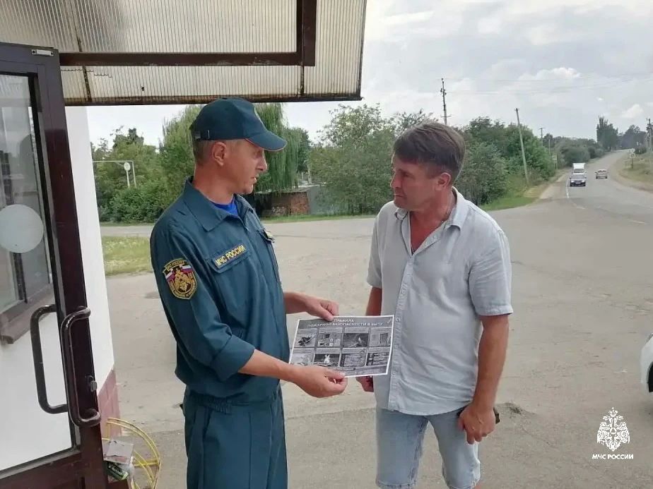 Работа не останавливается: сотрудники МЧС России продолжают профилактику пожаров Работа не останавливается: сотрудники МЧС России продолжают профилактику пожаров