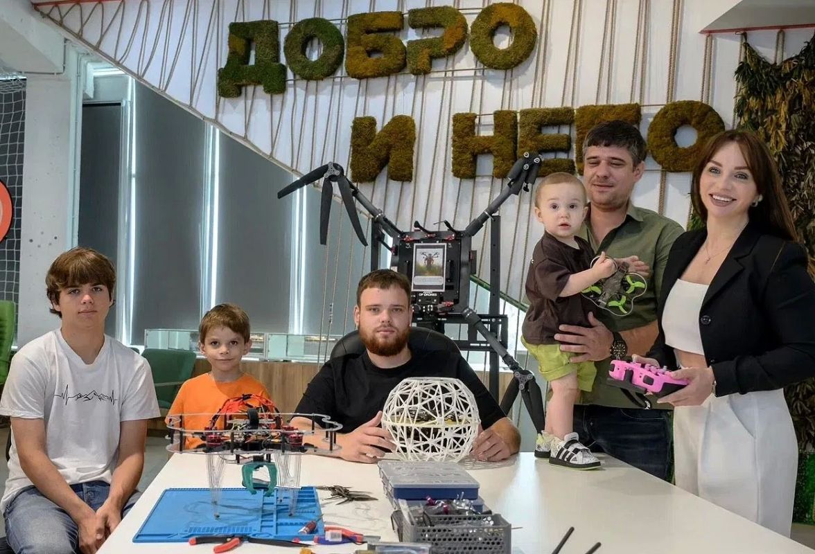 От помощи фронту до первой в стране детской школы БПЛА: Многодетная семья внедряет новые технологии в образование От помощи фронту до первой в стране детской школы БПЛА: Многодетная семья внедряет новые технологии в образование