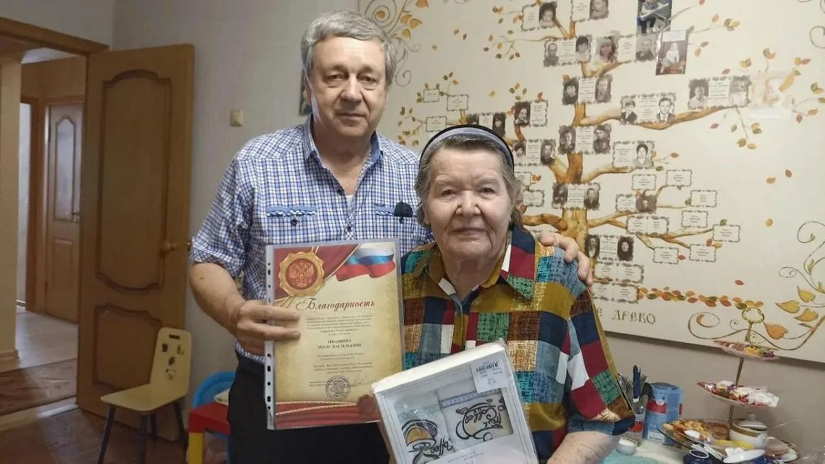 Собирала посылки бойцам ВОВ, вяжет носки солдатам на СВО