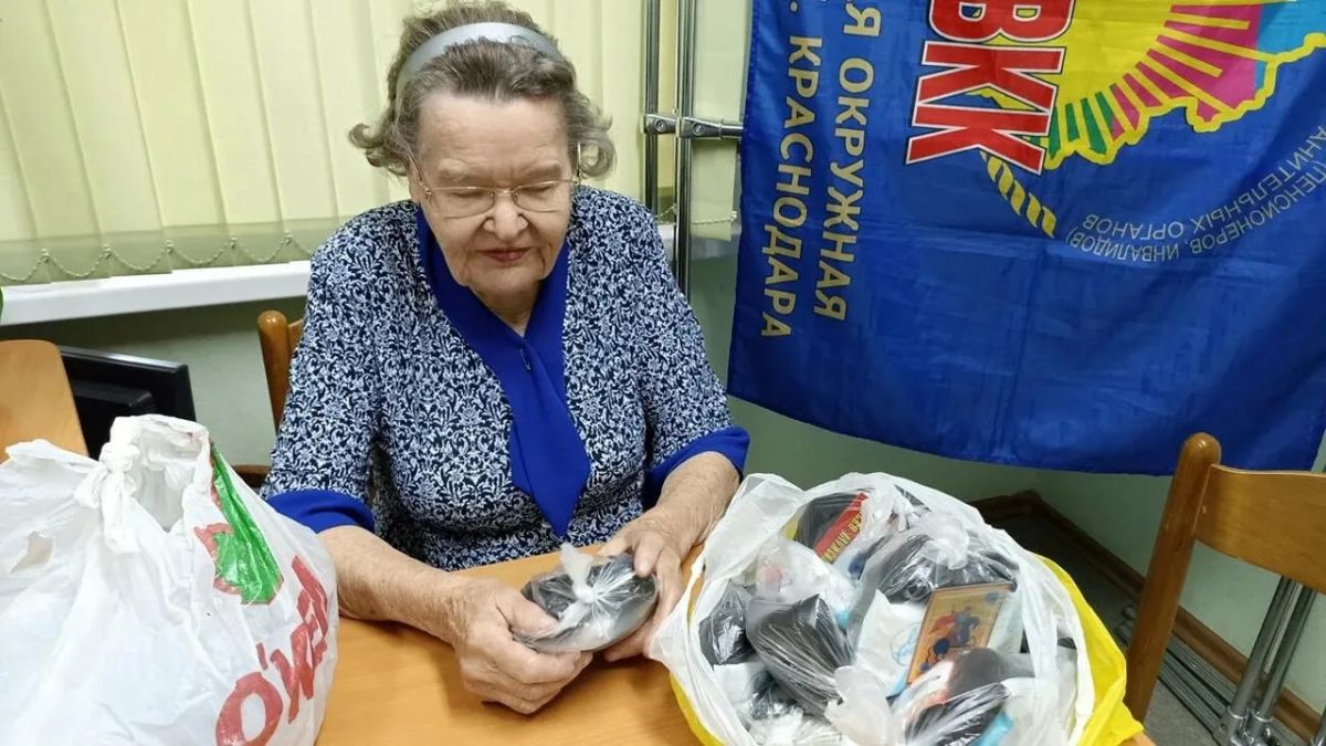 Собирала посылки бойцам ВОВ, вяжет носки солдатам на СВО Собирала посылки бойцам ВОВ, вяжет носки солдатам на СВО