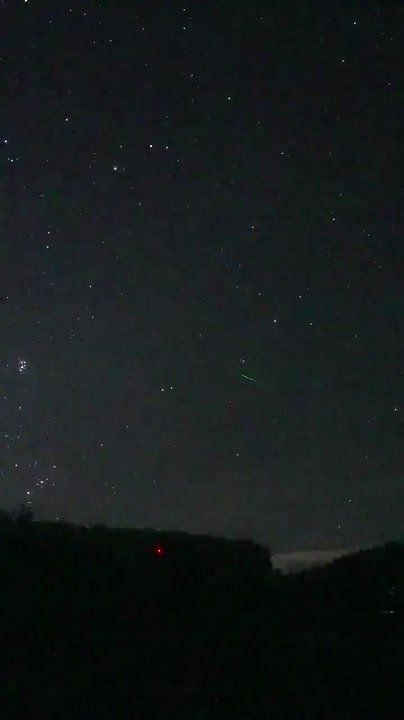 Невероятно. В ночь на 13 августа пик Персеид пришелся одновременно с полным солнечным затмением, и в небе развернулся один из самых красивых звездопадов года