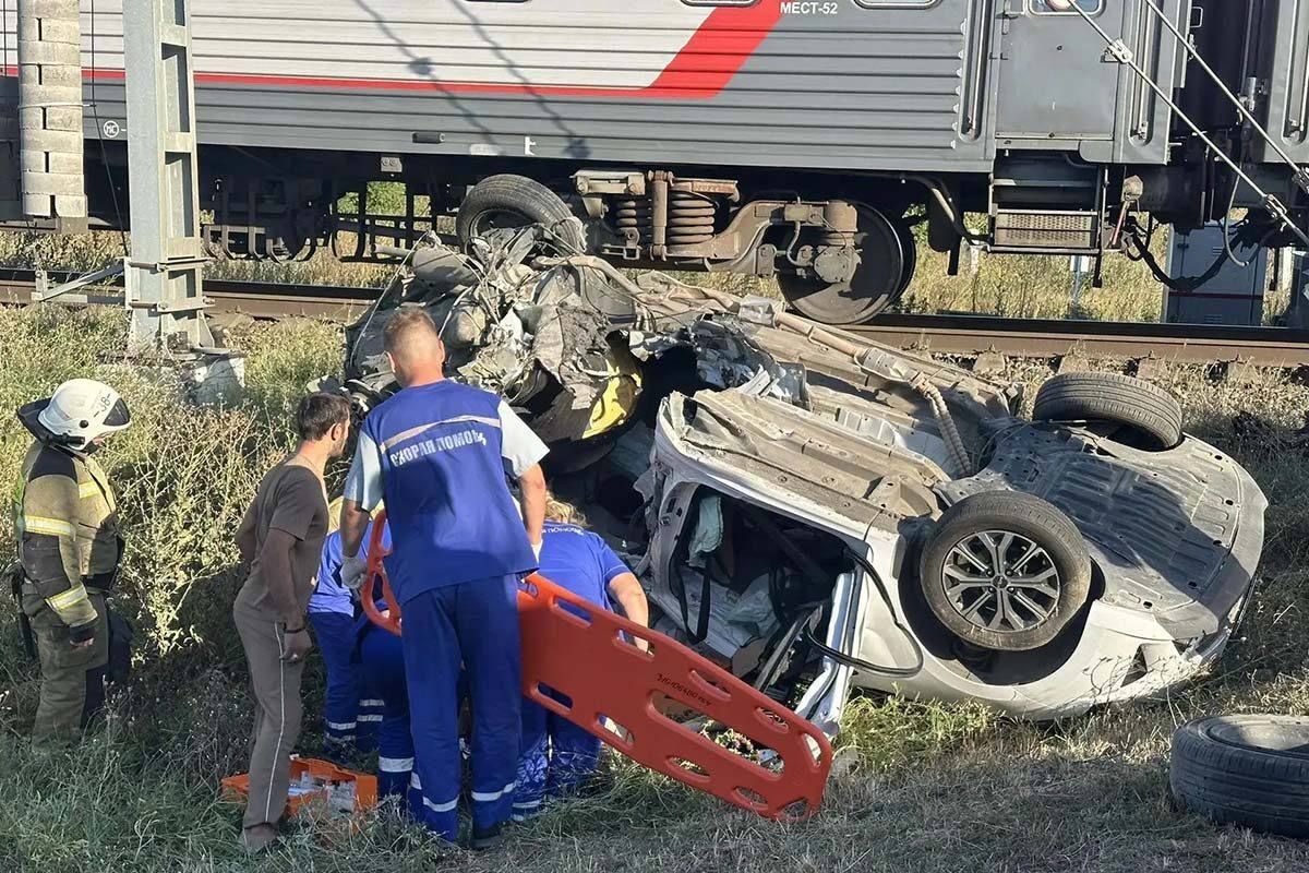 В больнице умер водитель легковушки, столкнувшейся с поездом под Анапой
