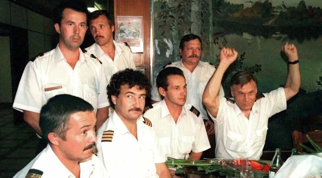 30 лет назад, 16 августа 1996 года, семеро российских лётчиков сумели сбежать на самолёте Ил-76 из Кандагара, где они больше года находились в плену у талибов 30 лет назад, 16 августа 1996 года, семеро российских лётчиков сумели сбежать на самолёте Ил-76 из Кандагара, где они больше года находились в плену у талибов