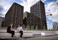 Количество сделок по продаже первичного жилья в России сократилось на 7,6% в июле год к году, в городах-миллионниках — на 9,6%, узнал «Ъ»