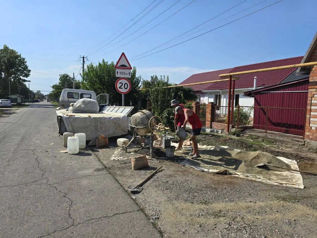 В с.Александровка Ейского района продолжаются работы по устройству нового тротуара В с.Александровка Ейского района продолжаются работы по устройству нового тротуара