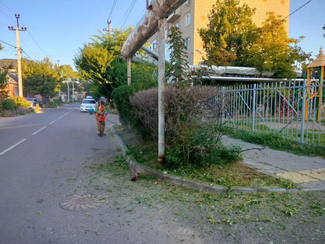 Наведением санитарного порядка на городских территориях ейские коммунальщики начинают заниматься буквально с первыми лучами солнца Наведением санитарного порядка на городских территориях ейские коммунальщики начинают заниматься буквально с первыми лучами солнца