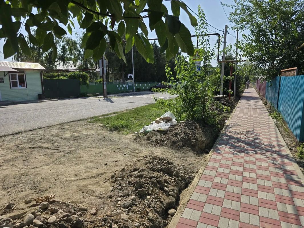 В с.Александровка Ейского района продолжаются работы по устройству нового тротуара В с.Александровка Ейского района продолжаются работы по устройству нового тротуара