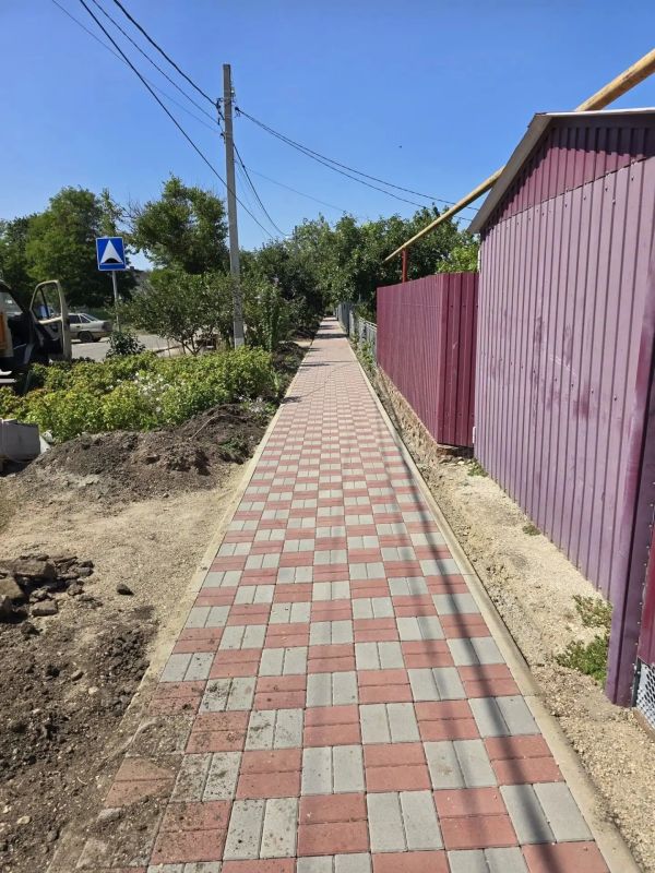 В с.Александровка Ейского района продолжаются работы по устройству нового тротуара В с.Александровка Ейского района продолжаются работы по устройству нового тротуара