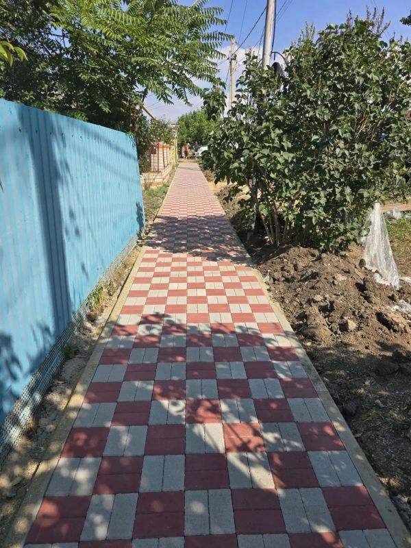 В с.Александровка Ейского района продолжаются работы по устройству нового тротуара В с.Александровка Ейского района продолжаются работы по устройству нового тротуара