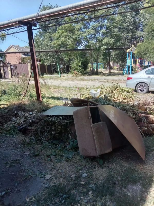 Наведением санитарного порядка на городских территориях ейские коммунальщики начинают заниматься буквально с первыми лучами солнца Наведением санитарного порядка на городских территориях ейские коммунальщики начинают заниматься буквально с первыми лучами солнца
