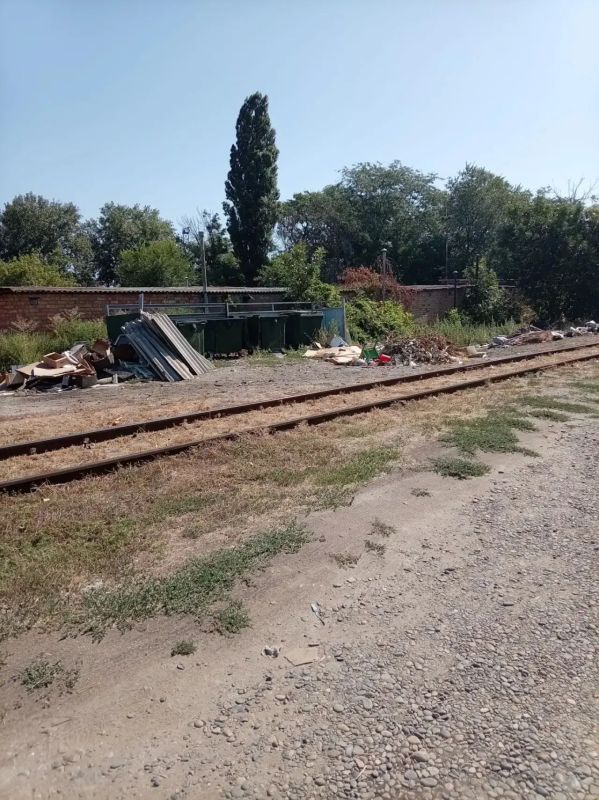 Наведением санитарного порядка на городских территориях ейские коммунальщики начинают заниматься буквально с первыми лучами солнца Наведением санитарного порядка на городских территориях ейские коммунальщики начинают заниматься буквально с первыми лучами солнца
