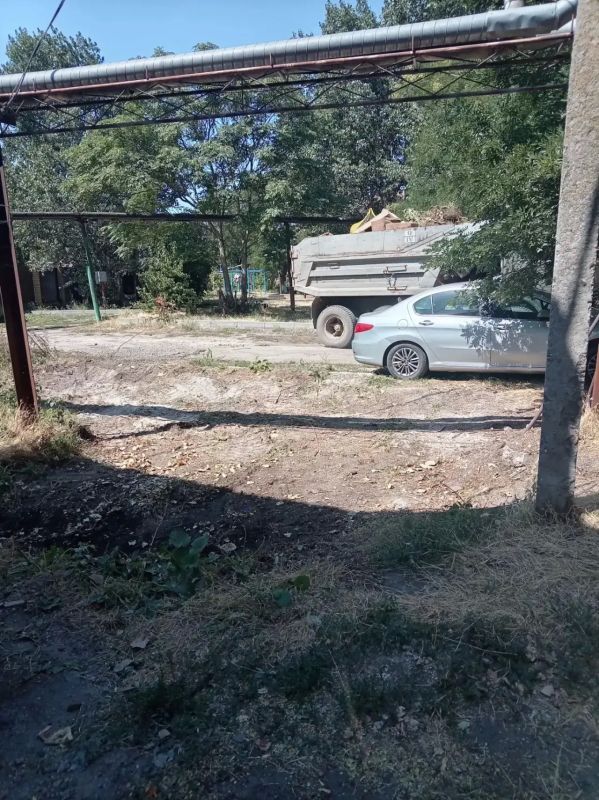 Наведением санитарного порядка на городских территориях ейские коммунальщики начинают заниматься буквально с первыми лучами солнца Наведением санитарного порядка на городских территориях ейские коммунальщики начинают заниматься буквально с первыми лучами солнца