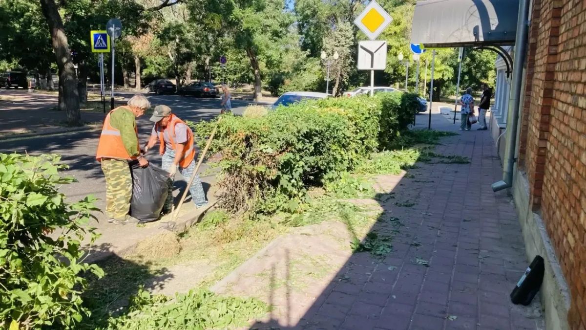 Наведением санитарного порядка на городских территориях ейские коммунальщики начинают заниматься буквально с первыми лучами солнца Наведением санитарного порядка на городских территориях ейские коммунальщики начинают заниматься буквально с первыми лучами солнца