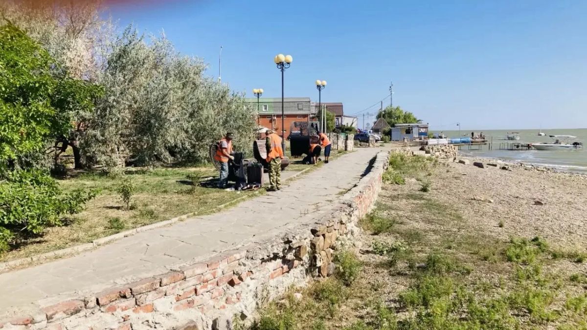 Наведением санитарного порядка на городских территориях ейские коммунальщики начинают заниматься буквально с первыми лучами солнца Наведением санитарного порядка на городских территориях ейские коммунальщики начинают заниматься буквально с первыми лучами солнца