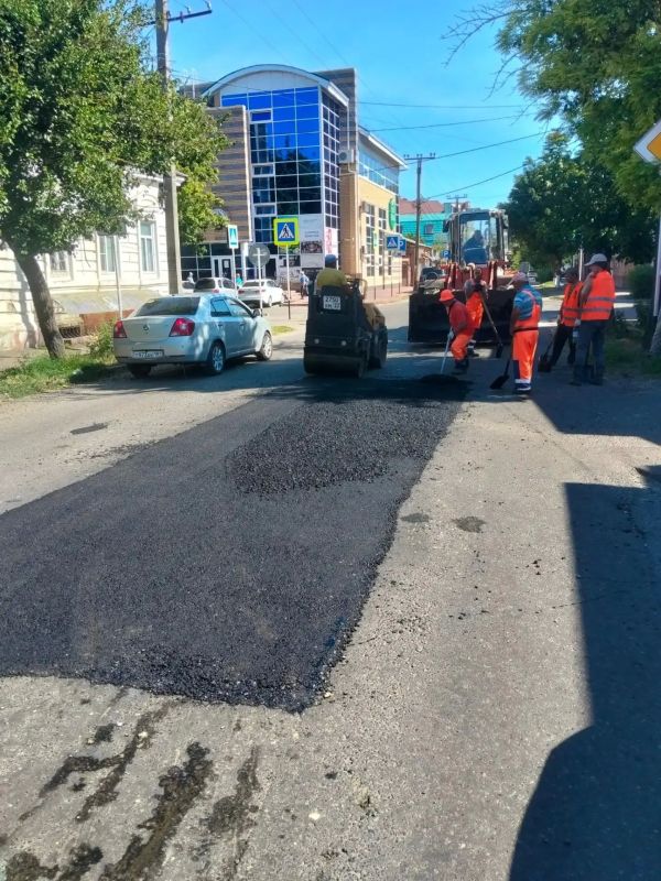 Уважаемые участники дорожного движения, будьте внимательны — на улицах Ейска идёт ямочный ремонт дорог!